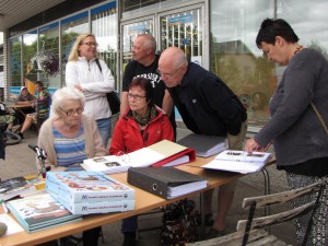 Museon valokuvia katsellaan